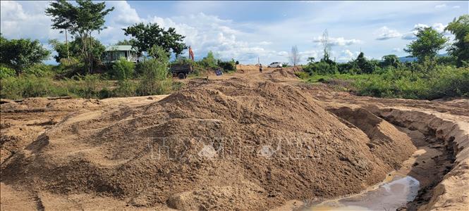 Hoạt động khai thác cát tại mỏ cát Gia Duy vẫn diễn ra liên tục sau khi chính quyền địa phương yêu cầu tạm dừng. Ảnh: Hoài Nam – TTXVN