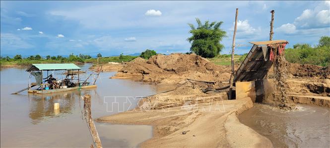 Hoạt động khai thác cát tại mỏ cát Gia Duy vẫn diễn ra liên tục sau khi chính quyền địa phương yêu cầu tạm dừng. Ảnh: Hoài Nam – TTXVN