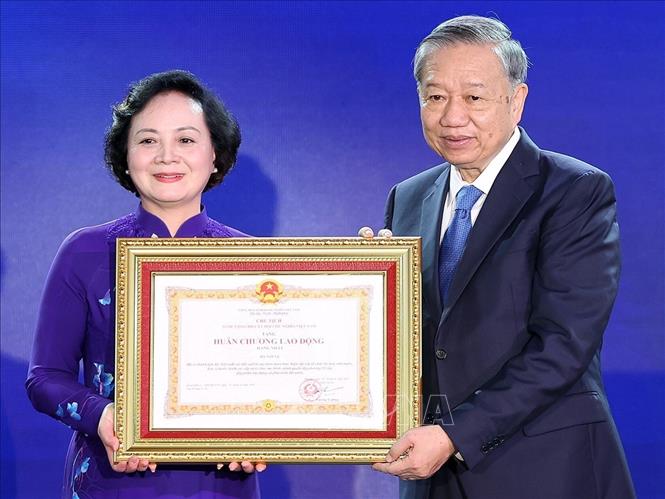 Tổng Bí thư Tô Lâm trao tặng Huân chương Lao động hạng Nhất cho Bộ Nội vụ. Ảnh: Thống Nhất – TTXVN