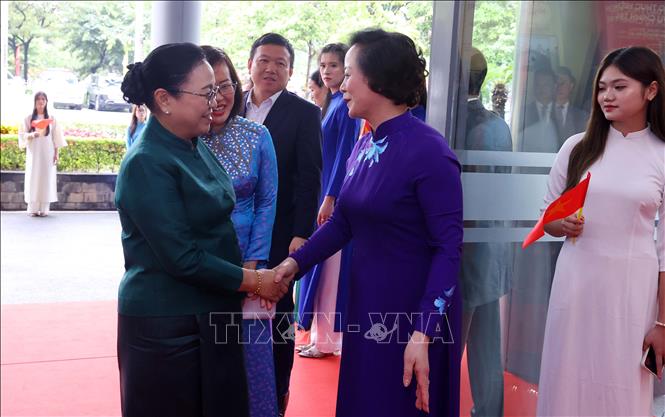 Bộ trưởng Bộ Nội vụ Phạm Thị Thanh Trà đón bà Khamphao Ernthavanh, Đại sứ Lào tại Việt Nam đến dự Lễ kỷ niệm. Ảnh: Văn Điệp – TTXVN