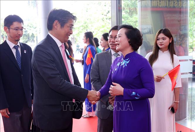 Bộ trưởng Bộ Nội vụ Phạm Thị Thanh Trà đón ông Ito Naoki, Đại sứ Nhật Bản tại Việt Nam đến dự Lễ kỷ niệm. Ảnh: Văn Điệp – TTXVN