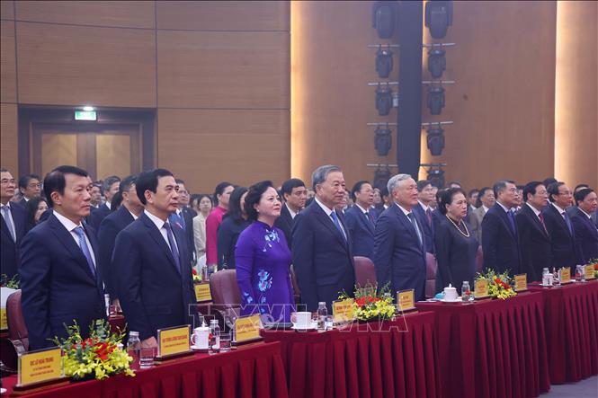 Các đại biểu thực hiện nghi thức chào cờ. Ảnh: Văn Điệp – TTXVN