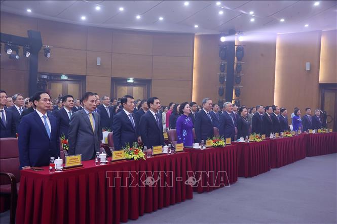 Các đại biểu thực hiện nghi thức chào cờ. Ảnh: Văn Điệp – TTXVN