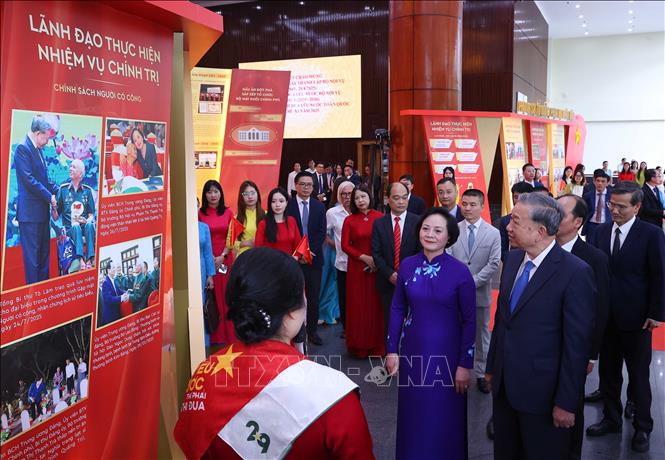 Tổng Bí thư Tô Lâm xem giới thiệu về quá trình hình thành phát triển và những thành tựu của Bộ Nội Vụ. Ảnh: Văn Điệp – TTXVN