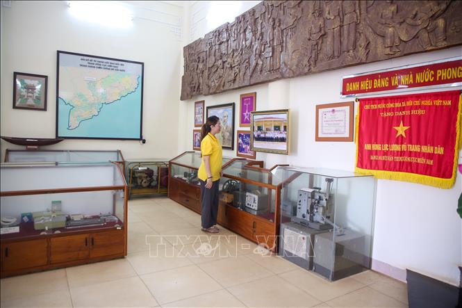Những kỷ vật được lưu giữ tại Nhà Truyền thống Khu căn cứ Ban Giao bưu vận và Ban Thông tin liên lạc Trung ương Cục miền Nam. Ảnh: Giang Phương - TTXVN