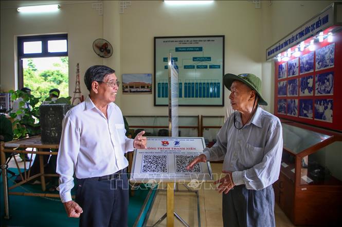 Những chiến sĩ giao liên xưa gặp nhau tại Khu căn cứ Ban Giao bưu vận và Ban Thông tin liên lạc Trung ương Cục miền Nam. Ảnh: Giang Phương - TTXVN