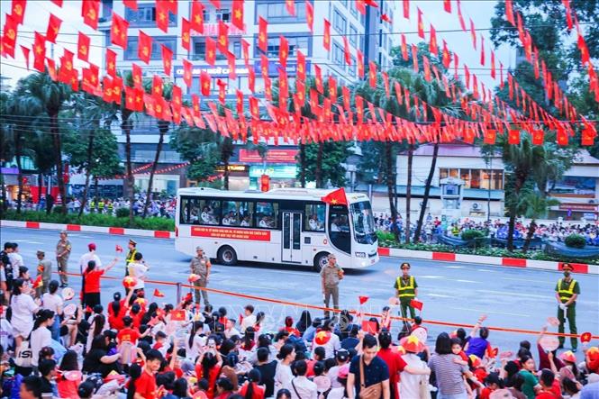 Người dân chào đón các đoàn tập hợp trên phố Văn Cao trước buổi sơ duyệt cấp Nhà nước Lễ diễu binh, diễu hành. Ảnh: Hoàng Hiếu - TTXVN