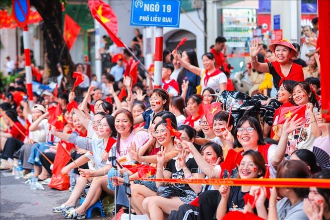 Người dân đón chờ đoàn diễu binh, diễu hành trên phố Văn Cao. Ảnh: Hoàng Hiếu - TTXVN