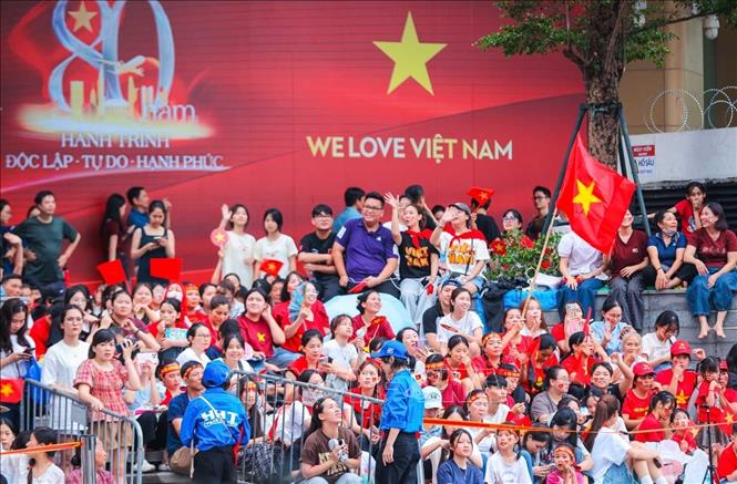 Người dân đón chờ đoàn diễu binh, diễu hành đoạn ngã tư phố Kim Mã - Liễu Giai. Ảnh: Hoàng Hiếu - TTXVN