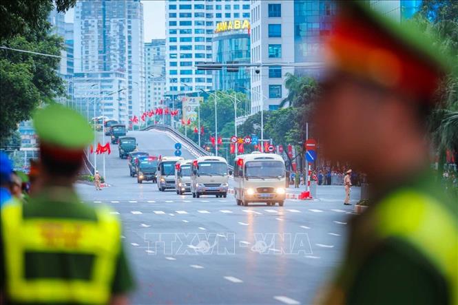Các đoàn tập hợp trên phố Văn Cao trước buổi sơ duyệt lễ diễu binh, diễu hành. Ảnh: Hoàng Hiếu - TTXVN