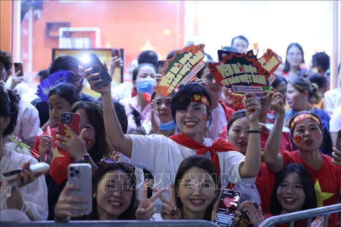 Người dân chờ đón đoàn diễu binh, diễu hành trên khu vực phố ngã 5 Cửa Nam. Ảnh: Công Đạt - TTXVN