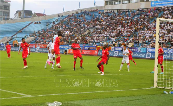 Tình huống tranh chấp bóng giữa cầu thủ hai đội. Ảnh: Công Luật - TTXVN