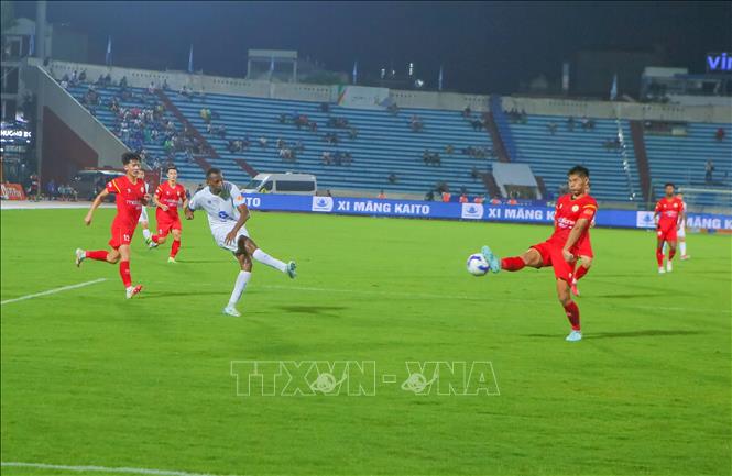 Tình huống dứt điểm của cầu thủ Caio bên phía đội chủ nhà Thép Xanh Nam Định về phía cầu môn đội khách. Ảnh: Công Luật - TTXVN