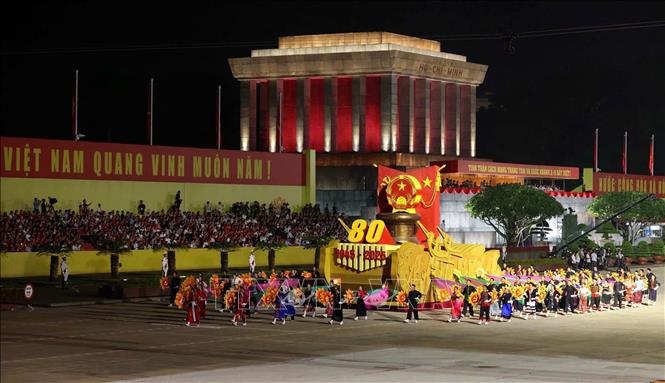 Xe mô hình Quốc huy nước Cộng hòa xã hội chủ nghĩa Việt Nam đi đầu khối diễu binh, diễu hành. Ảnh: Quốc Khánh - TTXVN
