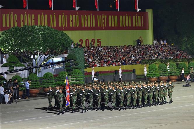Khối Quân đội Hoàng gia Campuchia diễu qua lễ đài. Ảnh: Minh Đức - TTXVN