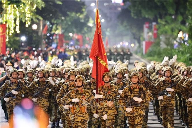 Các khối di chuyển qua phố Kim Mã trong buổi Sơ duyệt cấp Nhà nước diễu binh, diễu hành của sự kiện A80. Ảnh: Lê Đông - TTXVN