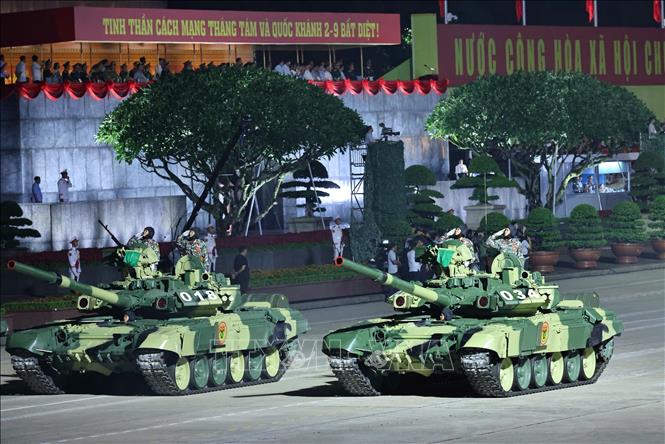 Khối xe tăng T90 diễu qua lễ đài. Ảnh: Minh Đức - TTXVN