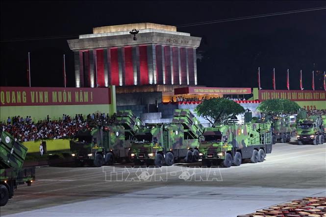 Hệ thống tên lửa Trường Sơn do Viettel nghiên cứu, sản xuất diễu qua lễ đài. Ảnh: Minh Đức - TTXVN