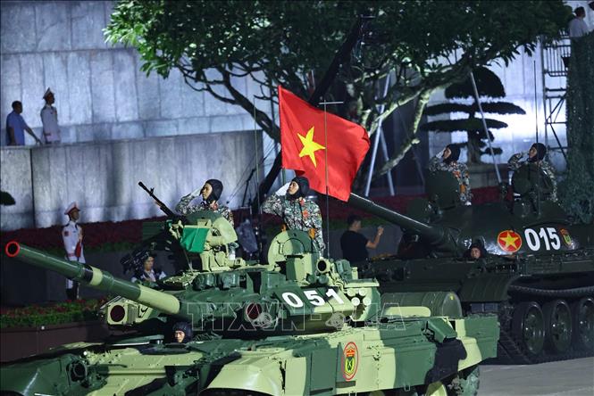 Khối xe tăng T90 diễu qua lễ đài. Ảnh: Minh Đức - TTXVN