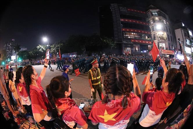 Người dân Thủ đô chào đón các khối tham gia buổi Sơ duyệt cấp Nhà nước diễu binh, diễu hành của sự kiện A80. Ảnh: Lê Đông - TTXVN
