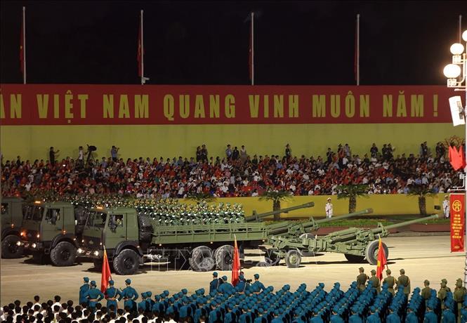 Xe lựu pháo 152mm D-20 diễu qua lễ đài. Ảnh: Tuấn Anh - TTXVN