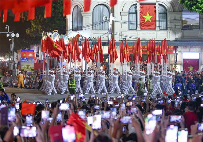 Các khối đi qua Quảng trường Cách mạng Tháng Tám. Ảnh: Thanh Tùng - TTXVN 