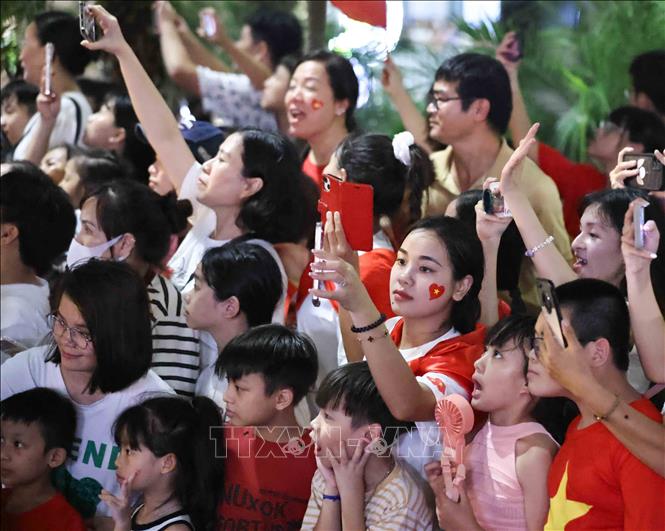 Người dân hồ hởi theo dõi, chào mừng các khối khối đi qua Quảng trường Cách mạng Tháng Tám. Ảnh: Thanh Tùng - TTXVN