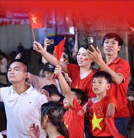 Người dân hồ hởi theo dõi, chào mừng các khối khối đi qua Quảng trường Cách mạng Tháng Tám. Ảnh: Thanh Tùng - TTXVN