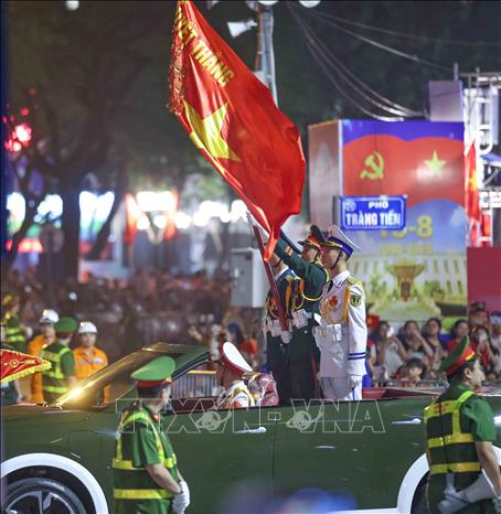 Các khối đi qua Quảng trường Cách mạng Tháng Tám. Ảnh: Thanh Tùng - TTXVN 