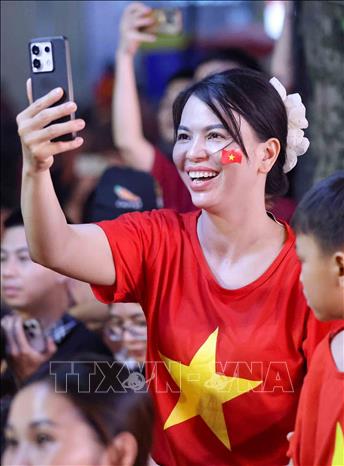 Người dân hồ hởi theo dõi, chào mừng các khối khối đi qua Quảng trường Cách mạng Tháng Tám. Ảnh: Thanh Tùng - TTXVN