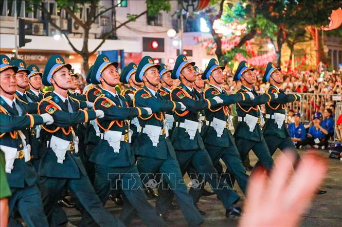 Các khối di chuyển trên phố Tràng Tiền trong buổi Sơ duyệt cấp Nhà nước diễu binh, diễu hành của sự kiện A80.  Ảnh: Khánh Hòa - TTXVN
