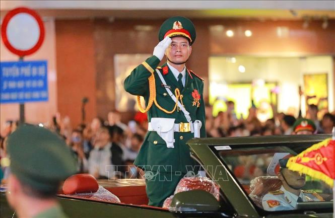 Các khối di chuyển trên phố Tràng Tiền trong buổi Sơ duyệt cấp Nhà nước diễu binh, diễu hành của sự kiện A80.  Ảnh: Khánh Hòa - TTXVN