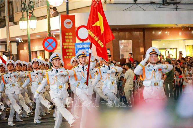 Các khối di chuyển trên phố Tràng Tiền trong buổi Sơ duyệt cấp Nhà nước diễu binh, diễu hành của sự kiện A80. Ảnh: Khánh Hòa - TTXVN