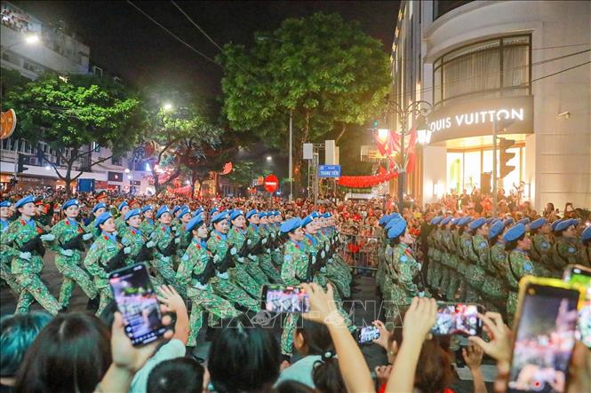 Các khối di chuyển trên phố Tràng Tiền trong buổi Sơ duyệt cấp Nhà nước diễu binh, diễu hành của sự kiện A80. Ảnh: Khánh Hòa - TTXVN