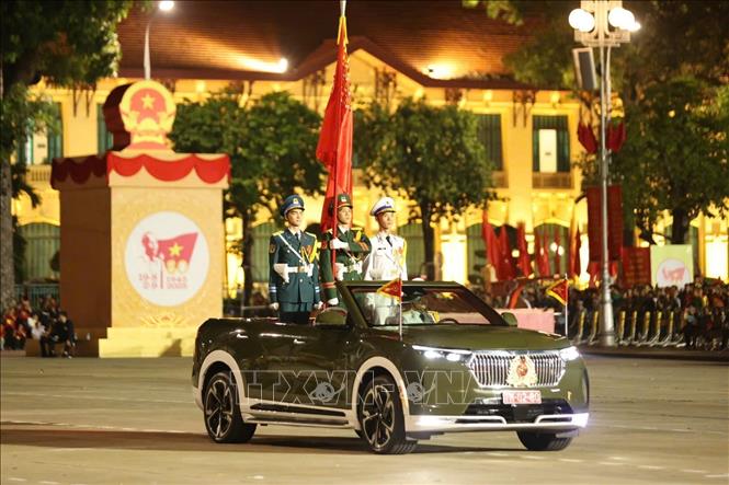 Xe Quân kỳ quân đội tham gia lễ sơ duyệt. Ảnh: Hoàng Hà-TTXVN