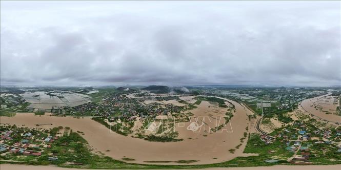 The water level on Len river in Thanh Hoa province is measured at 6.43m, exceeding the third-warning level. VNA Photo