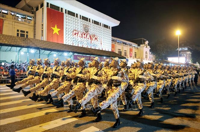 Khối nam sĩ quan An ninh mạng và phòng chống tội phạm sử dụng công nghệ cao diễu qua phố Lê Duẩn. Ảnh: Trần Việt - TTXVN