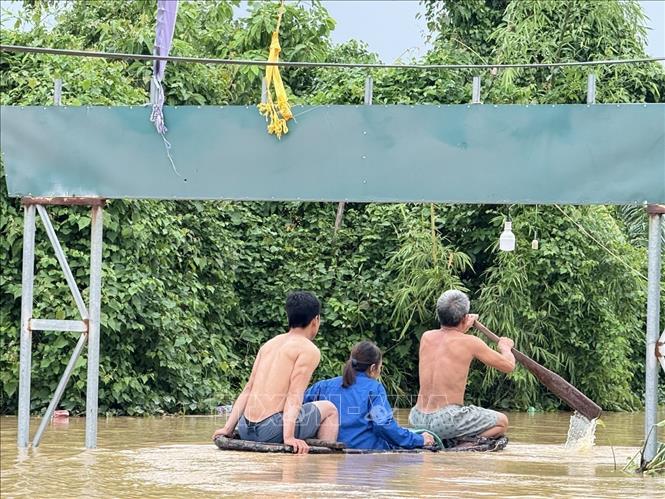 The water level on Len river in Thanh Hoa province is measured at 6.43m, exceeding the third-warning level. VNA Photo