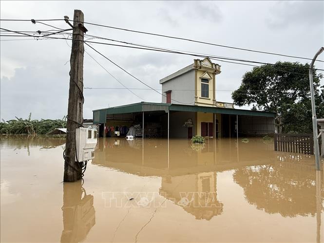 The water level on Len river in Thanh Hoa province is measured at 6.43m, exceeding the third-warning level. VNA Photo