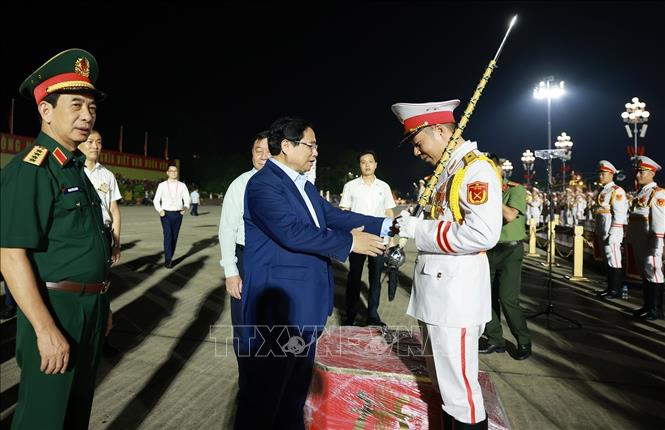 Thủ tướng Phạm Minh Chính tặng quà các lực lượng tham gia diễu binh, diễu hành. Ảnh: Dương Giang-TTXVN