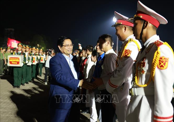 Thủ tướng Phạm Minh Chính tặng quà các lực lượng tham gia diễu binh, diễu hành. Ảnh: Dương Giang-TTXVN