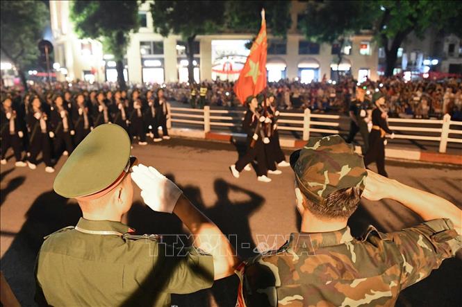 Người dân chào đón đoàn diễu binh, diễu hành trên khu vực phố Tràng Tiền - Nhà Hát lớn. Ảnh: Trần Thanh Giang - TTXVN 