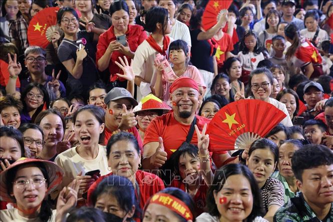 Dòng người chờ đón các khối diễu binh diễu hành tại khu vực phố Tràng Thi. Ảnh: Công Đạt-TTXVN