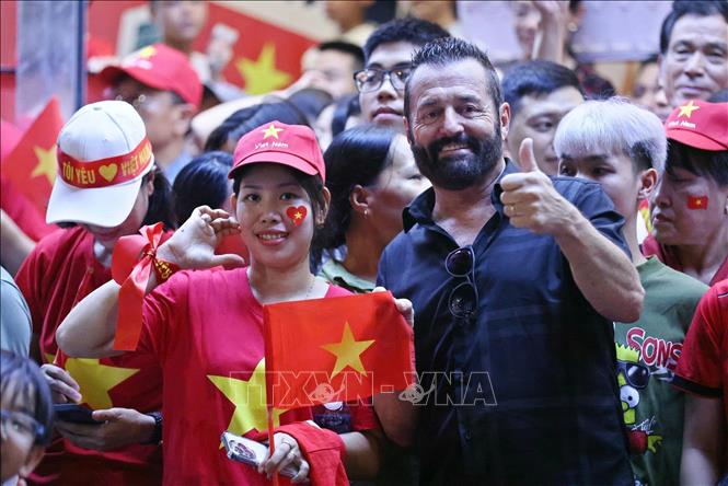 Du khách nước ngoài hòa vào niềm vui chung của người dân. Ảnh: Công Đạt-TTXVN
