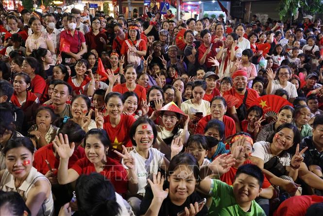 Dòng người chờ đón các khối diễu binh diễu hành tại khu vực phố Tràng Thi. Ảnh: Công Đạt-TTXVN