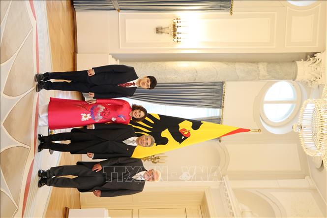 Tổng thống Liên bang Đức Frank-Walter Steinmeier cùng gia đình Đại sứ Nguyễn Đắc Thành tại Lễ trình Thư uỷ nhiệm. Ảnh: Thu Hằng-PV TTXVN tại Đúc