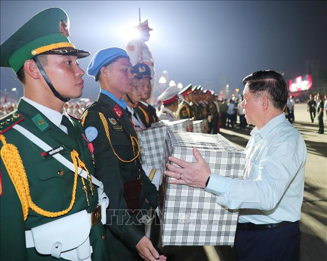Đồng chí Nguyễn Trọng Nghĩa, Ủy viên Bộ Chính trị, Bí thư TW Đảng, Trưởng Ban Tuyên giáo và Dân vận Trung ương tặng quà các khối tham gia buổi Sơ duyệt. Ảnh: Trọng Đức - TTXVN