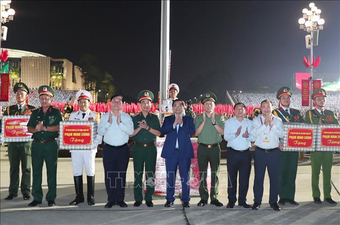 Thủ tướng Phạm Minh Chính và các đồng chí lãnh đạo tặng quà các khối tham gia buổi Sơ duyệt. Ảnh: Trọng Đức - TTXVN