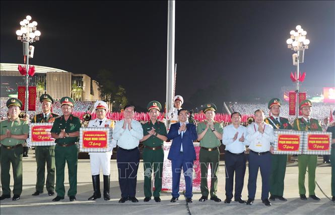 Thủ tướng Phạm Minh Chính và các đồng chí lãnh đạo tặng quà các khối tham gia buổi Sơ duyệt. Ảnh: Trọng Đức - TTXVN