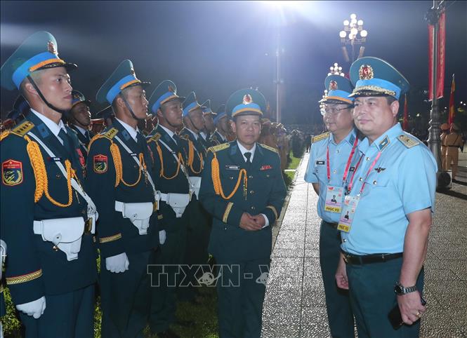 Thiếu tướng Vũ Hồng Sơn, Tư lệnh Quân chủng Phòng không - Không quân thăm và động viên khối đứng sĩ quan của quân chủng tham gia Sơ duyệt. Ảnh: Trọng Đức - TTXVN